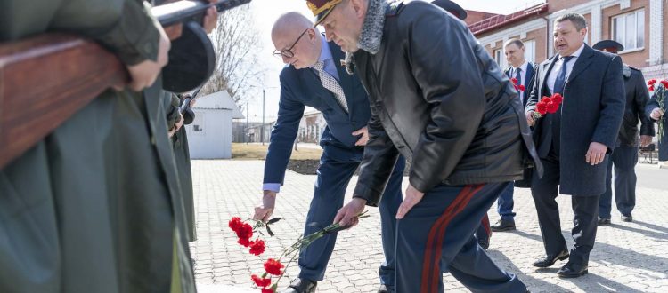 Не чувствовать себя чужими. НКО акт